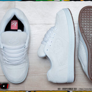 Es skateboarding accel og white gum